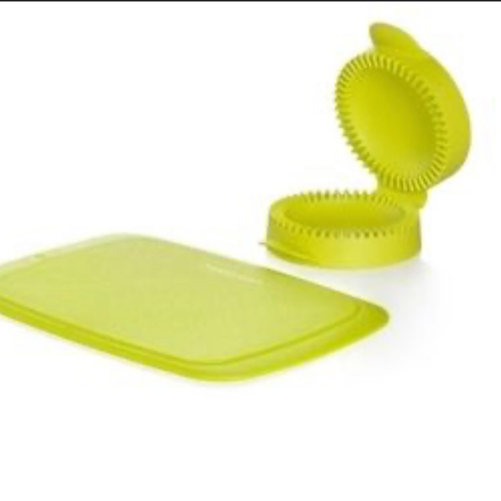 Tupperware uncrustable/ empanada maker